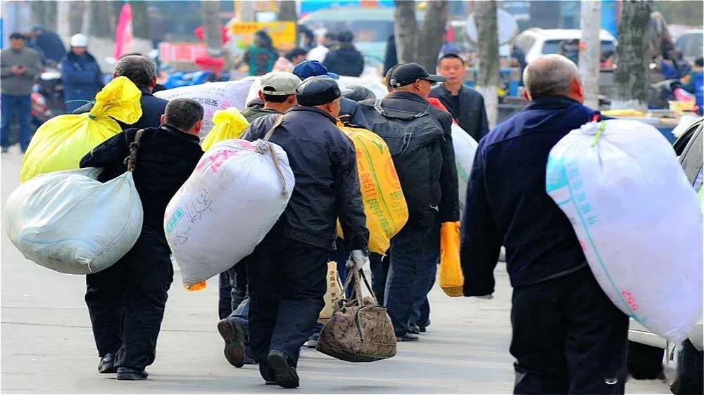 我发现，现在农村人外出打工，跟早些年比真是大不一样了。
 
以前出去打工，大伙儿