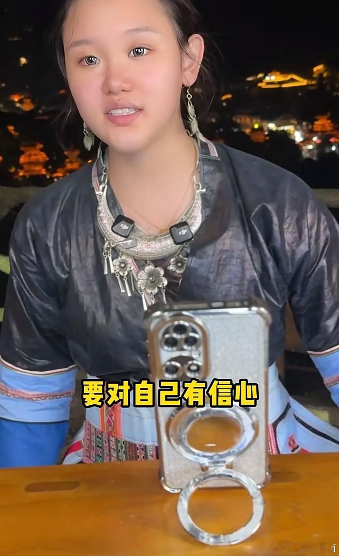她以为跟全进华一起直播几次就能跻身一线主播却不知道离开了全进华直播间人数一落千丈