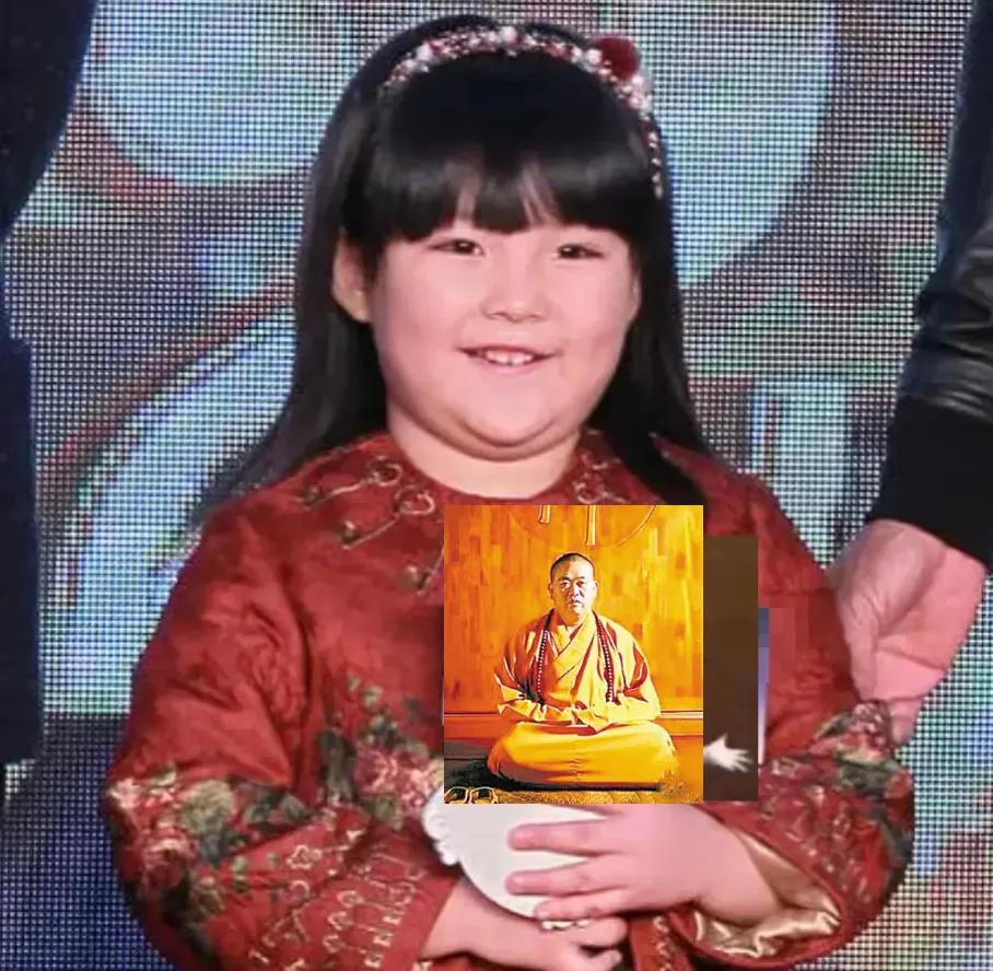 少林寺墙外忽现少女叩门，手持泛黄戒牒自称“释小信”。大和尚们面面相觑：“方丈闭关