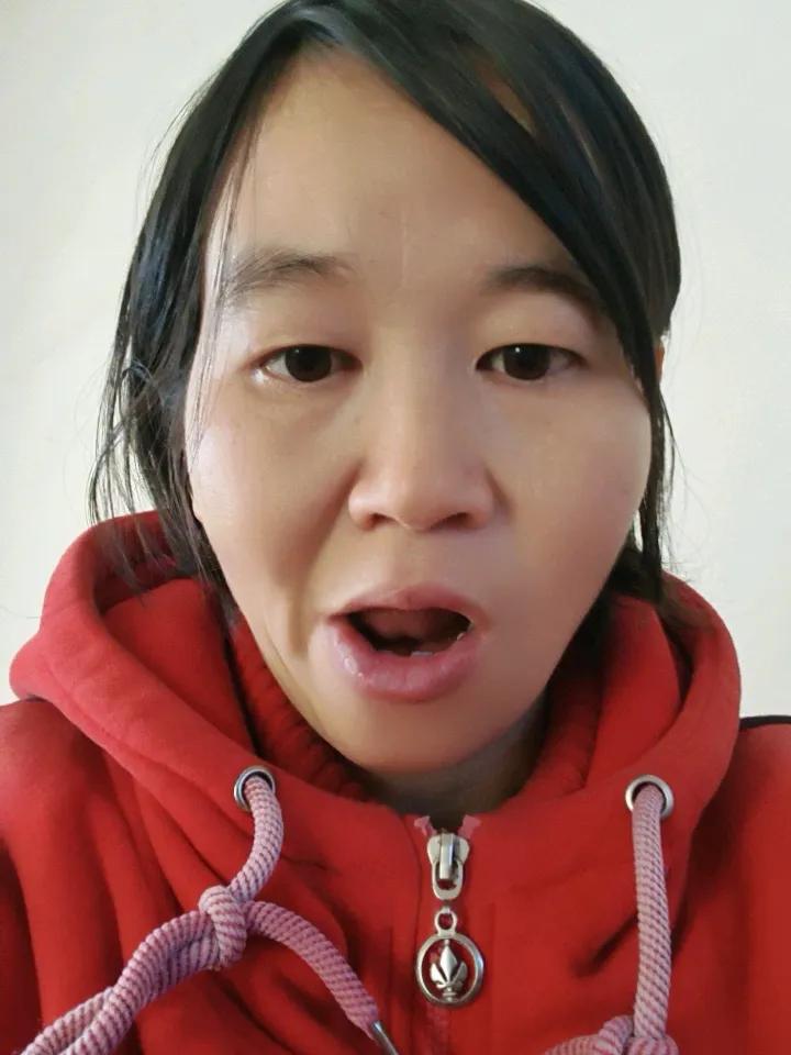 单位最近每个员工分了一箱脐橙，刚刚吃了两个，味道还可以酸酸甜甜的，比较好吃，就是