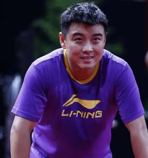 记者问王皓:"在0:2大比分落后，你对梁靖崑说了什么？"王皓说:"我跟他最后就说