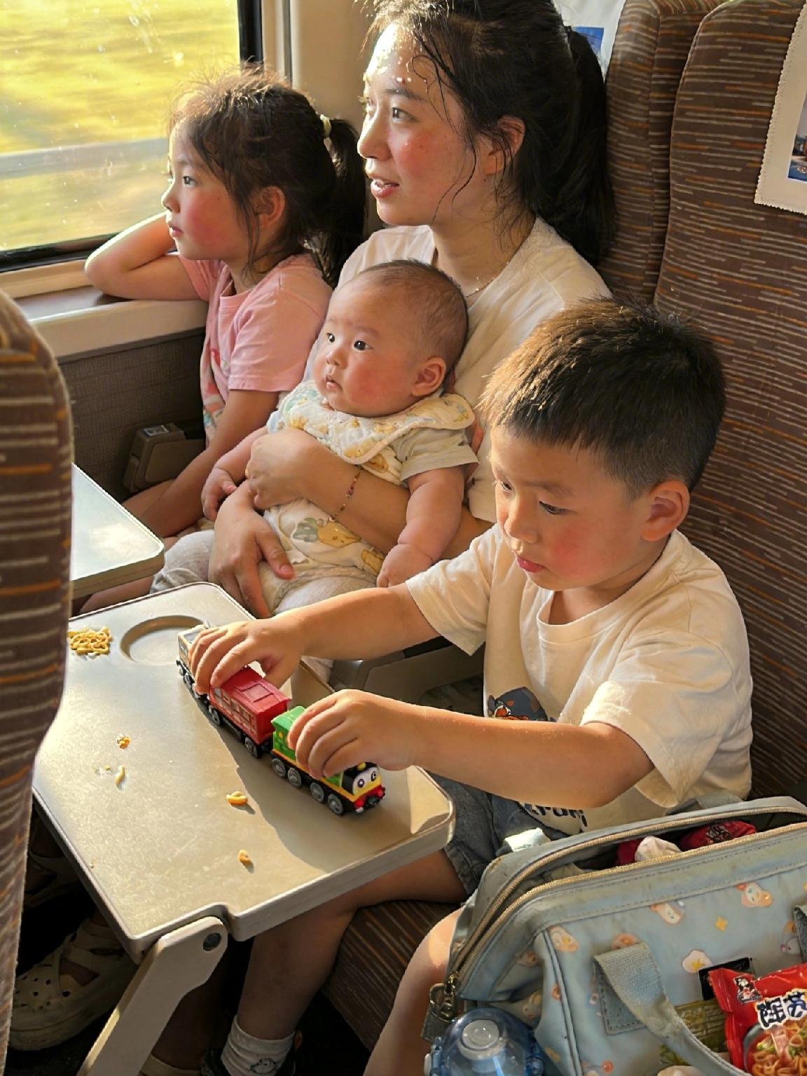 有这样一种女人，
婚姻早已一地鸡毛，丈夫冷漠、争吵不断，日子过得处支离破碎，可她