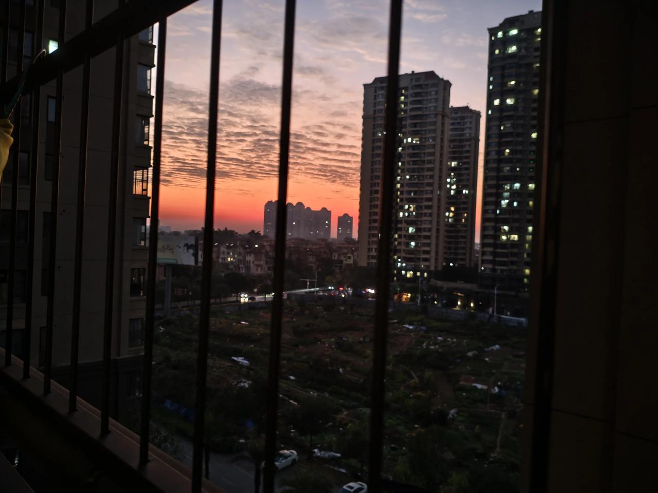 不得不说，今天南宁的朝霞实在太美了！
可惜手机不够好，拍不出真实的效果
南宁风景