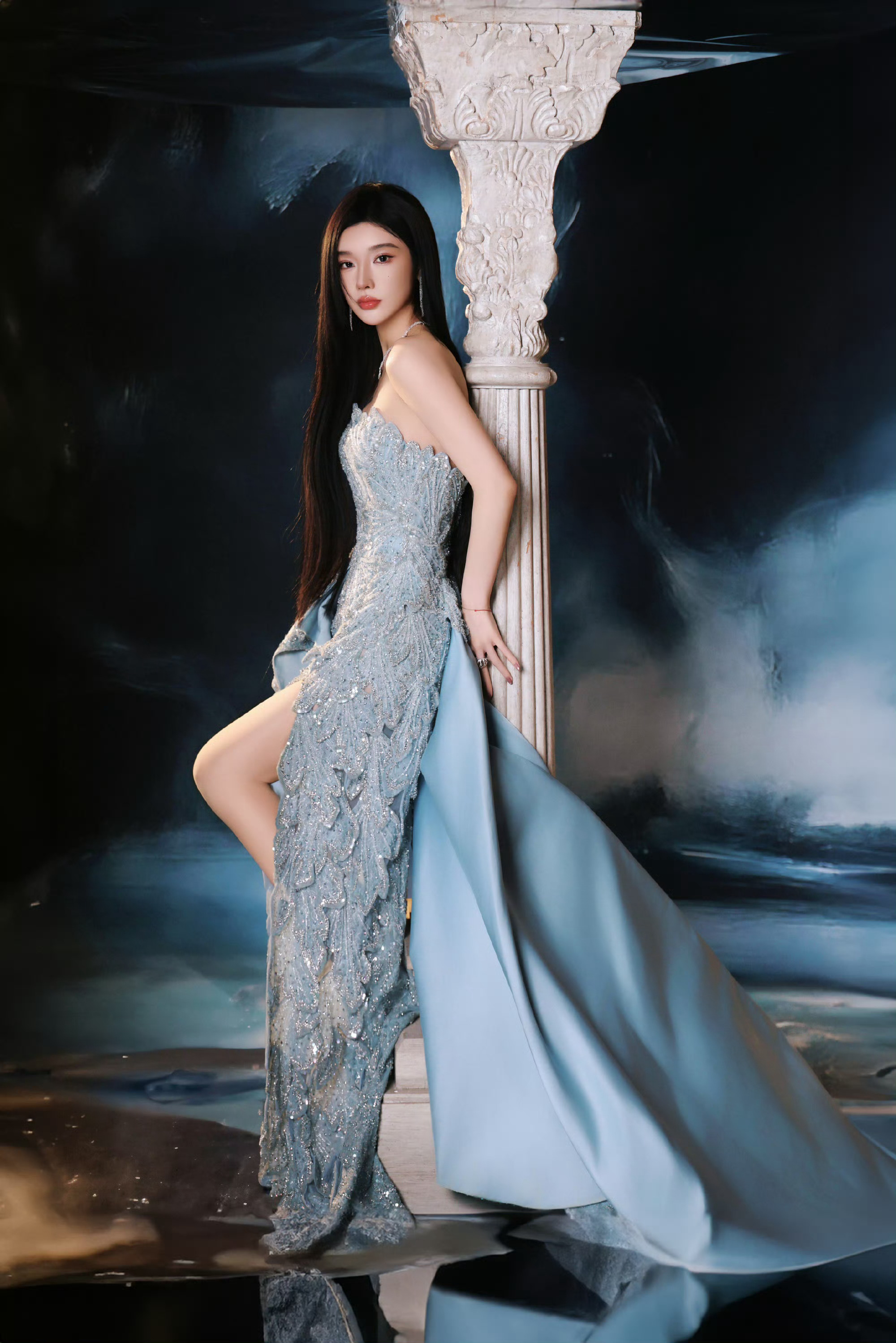 亮相时尚盛典造型图集，红毯 + 内场两套造型均来自Tony Ward定制礼服，冰