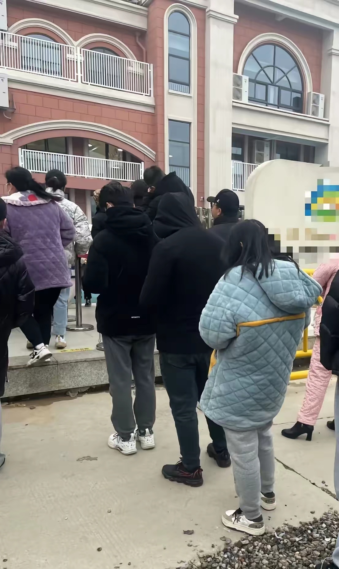你们发现没！现在的人和以前不一样了！以前的人喜欢把自己打扮的光鲜亮丽，但是这几年