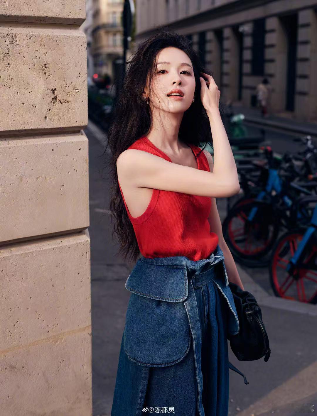 陈都灵一秒御姐一秒甜妹 也许陈都灵的美，正是在于她的复杂。她能在瞬间从一个温暖的