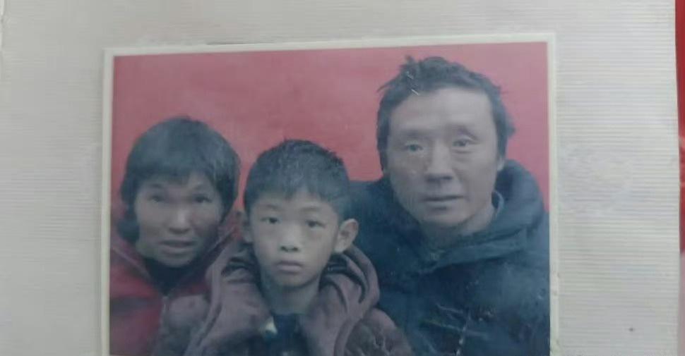 最苦的是已经逝去两年多的孩子。

生在父母智力有严重缺陷的家庭，接受不到正常的启