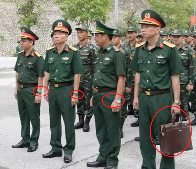 越军带大批枪械抵达中国，军官戴的大戒指和手表太抢镜了！20日，中国国防部宣布将与