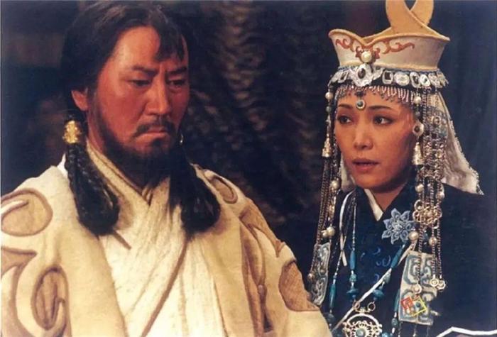 俗话说，美女爱英雄 ，成吉思汗的母亲诃额仑被父亲也速该救下并带回蒙古乞颜部，也速