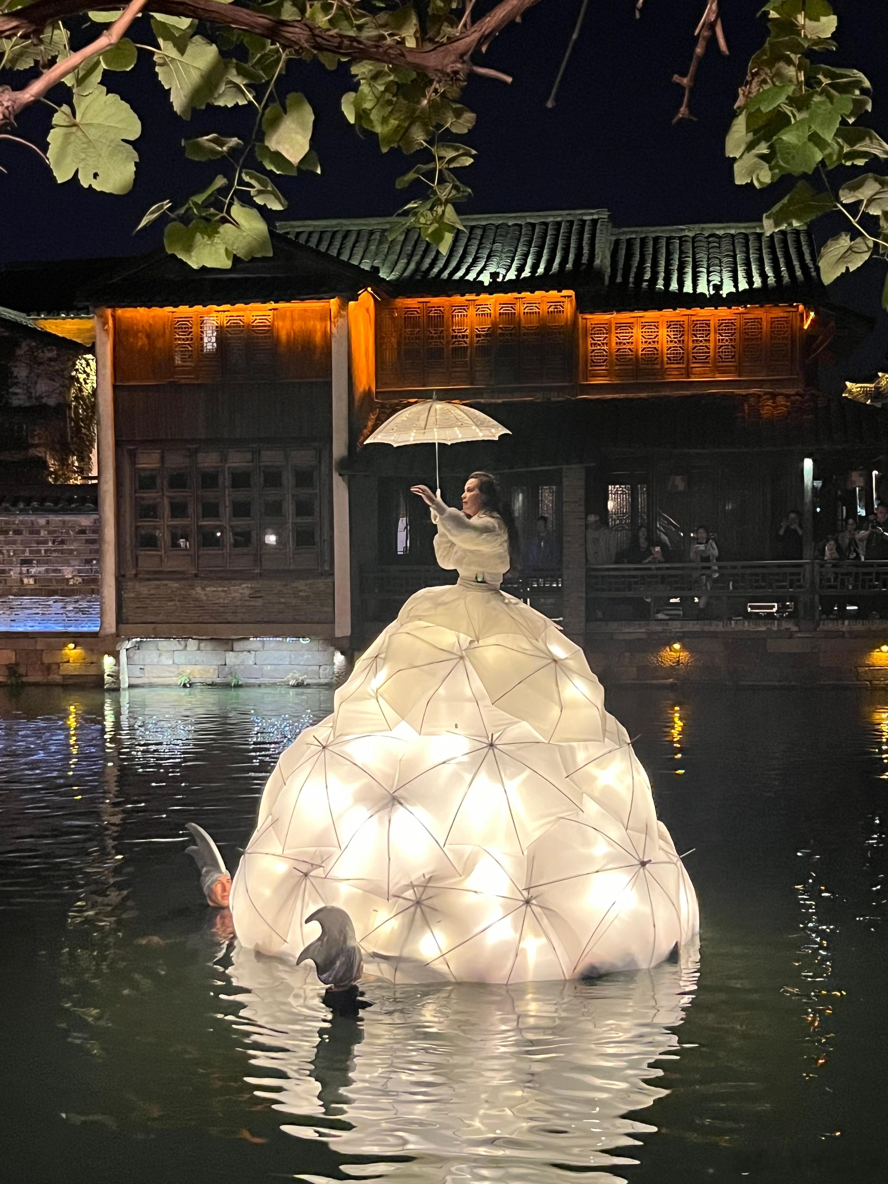 #乌镇戏剧节漂浮皇后# 穿越梦境与现实的交界，漂浮皇后邀您共赏乌镇戏剧盛宴，感受
