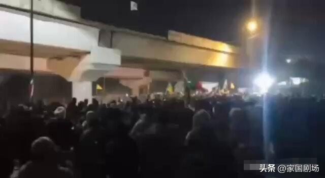 伊拉克安全部队与亲伊朗示威者，在绿区外发生激烈冲突。
     抗议者企图冲击位