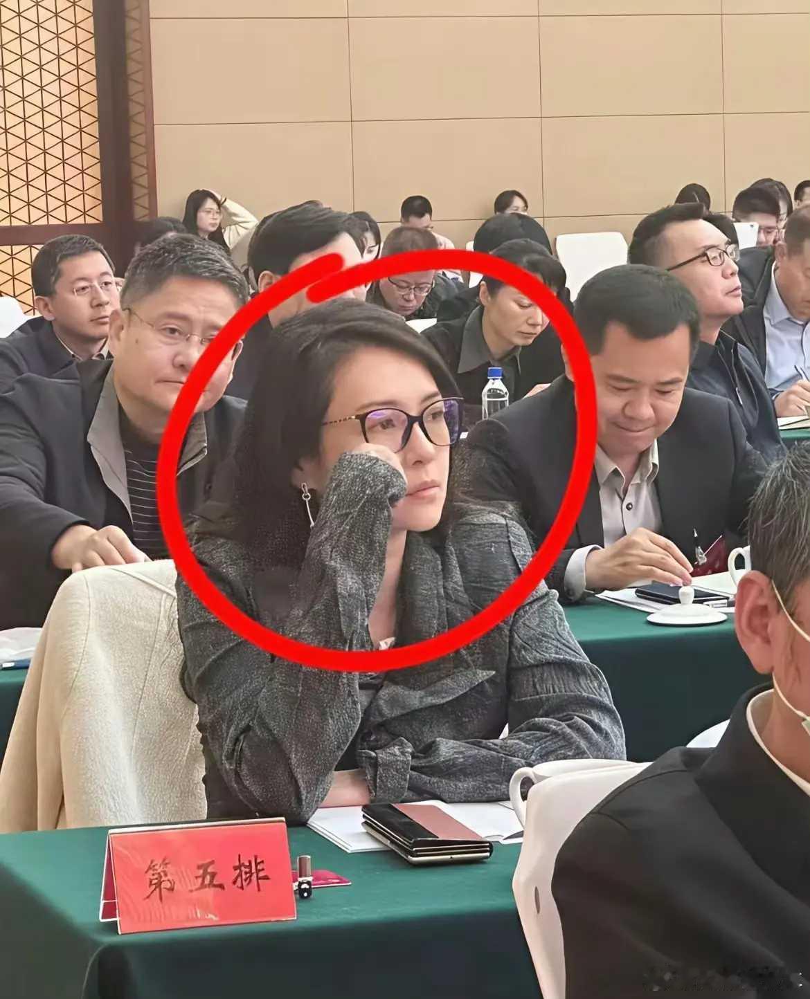 这个美女，姓“第”，名“五排”。读书[超话] ​​​
