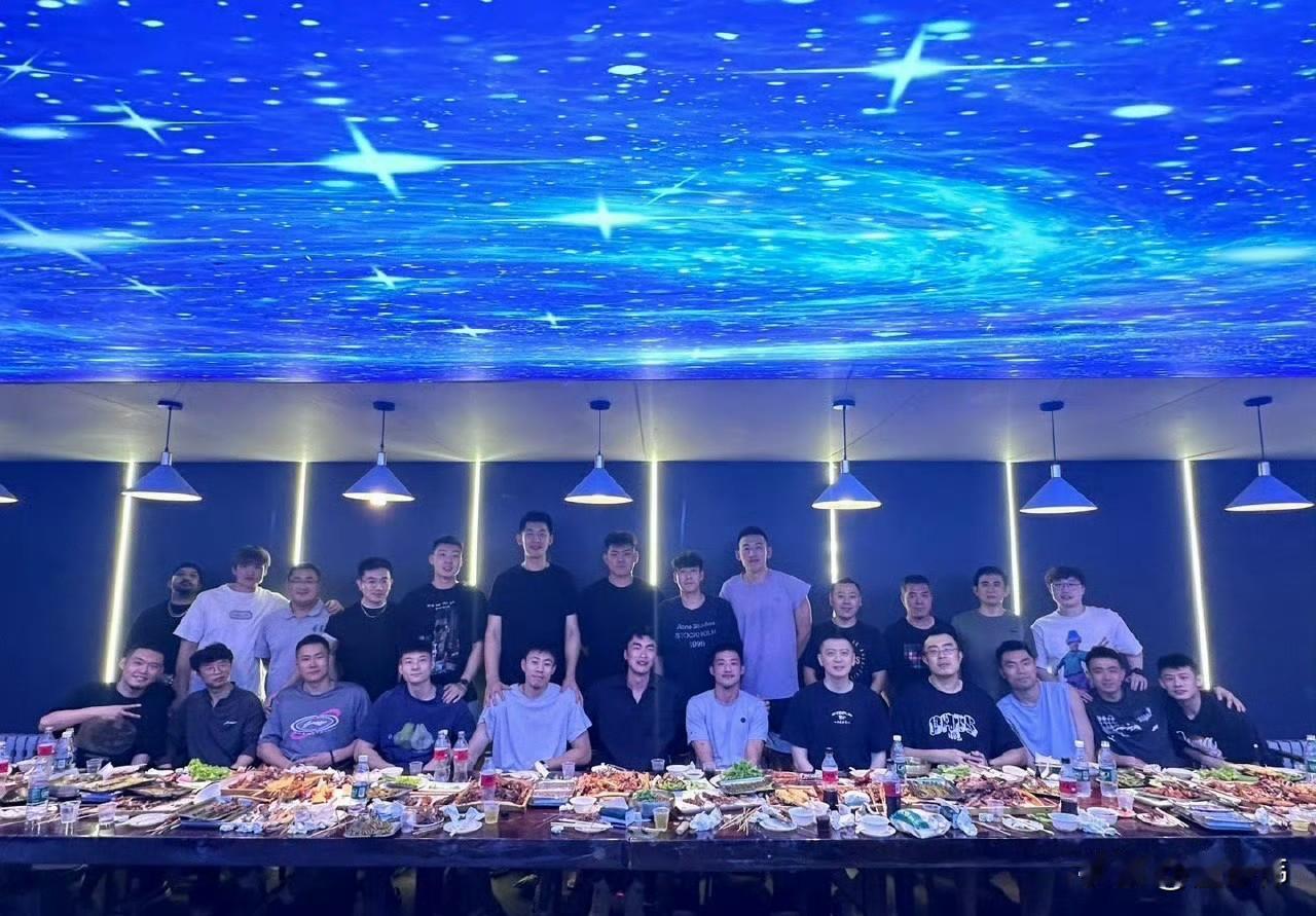 辽宁男篮聚餐送别张镇麟，刘雁宇和赵率舟，三位离队球员坐在中间！

而右边是杨鸣，
