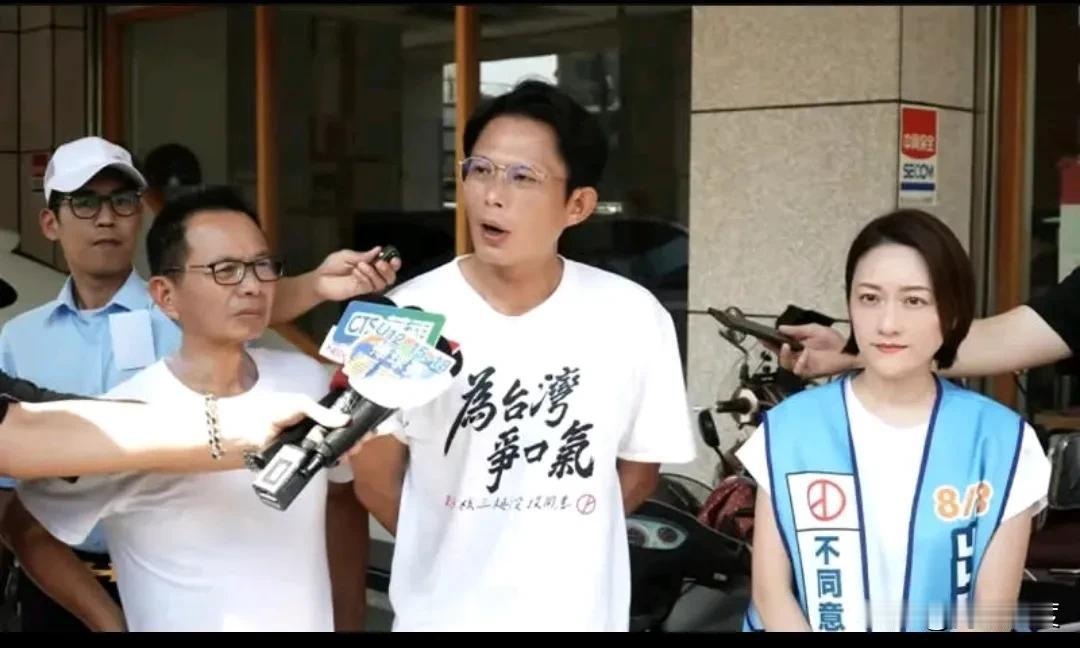 江启臣的分身，太太刘姿玲陪黄国昌扫，亮丽形象吸睛无数，民众热情似火，人气甚至赛过