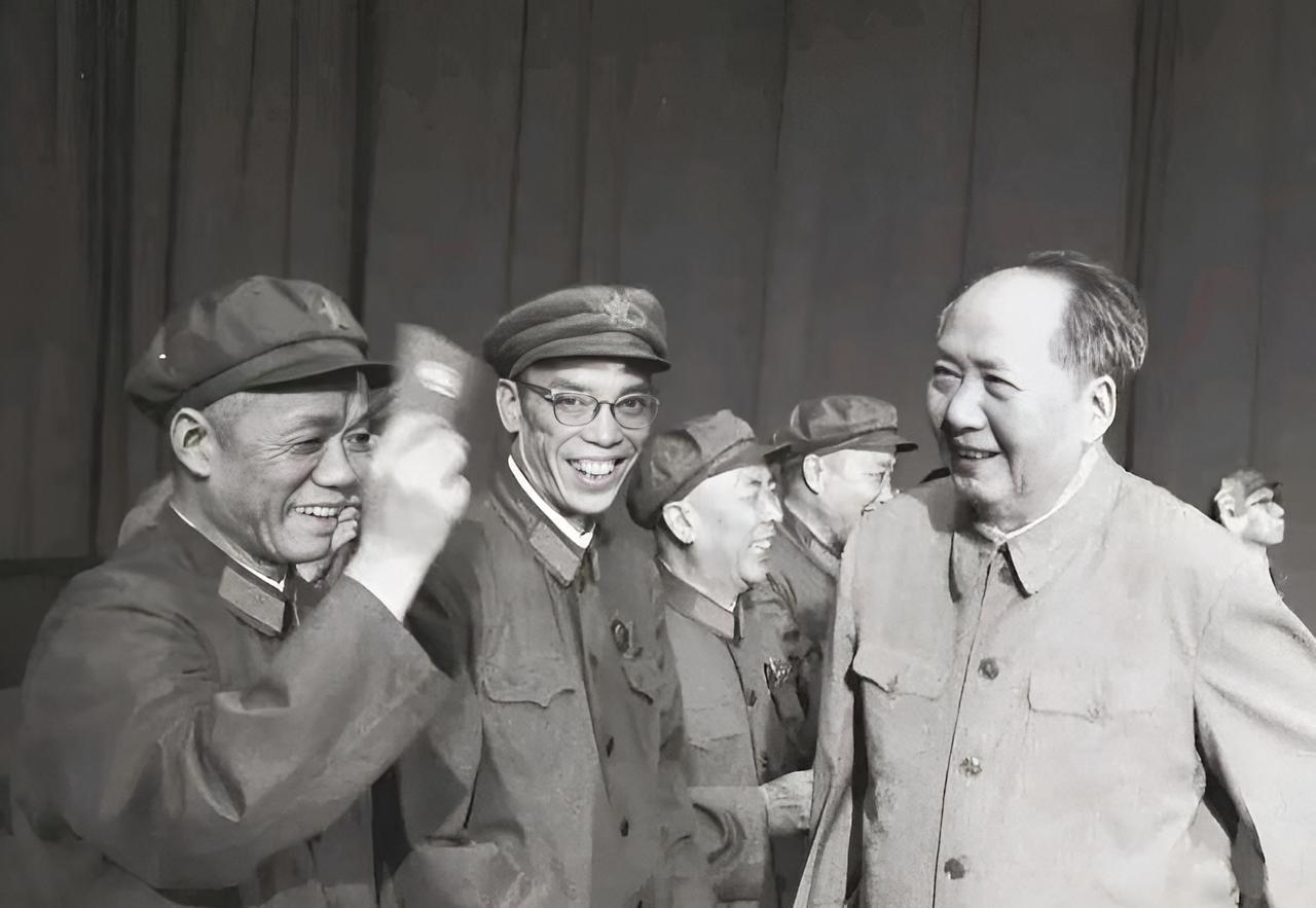 这是毛主席罕见的一次小心翼翼，1960年，毛主席在广州视察工作期间，专车每次路过