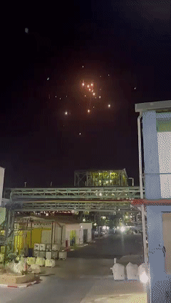 以色列发誓要让伊朗为向其领土发射一连串导弹“付出代价”，德黑兰周三警告说，如果它