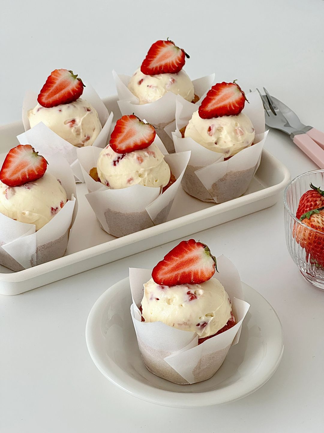 乳酪奶油草莓纸杯小蛋糕🍓野餐甜品