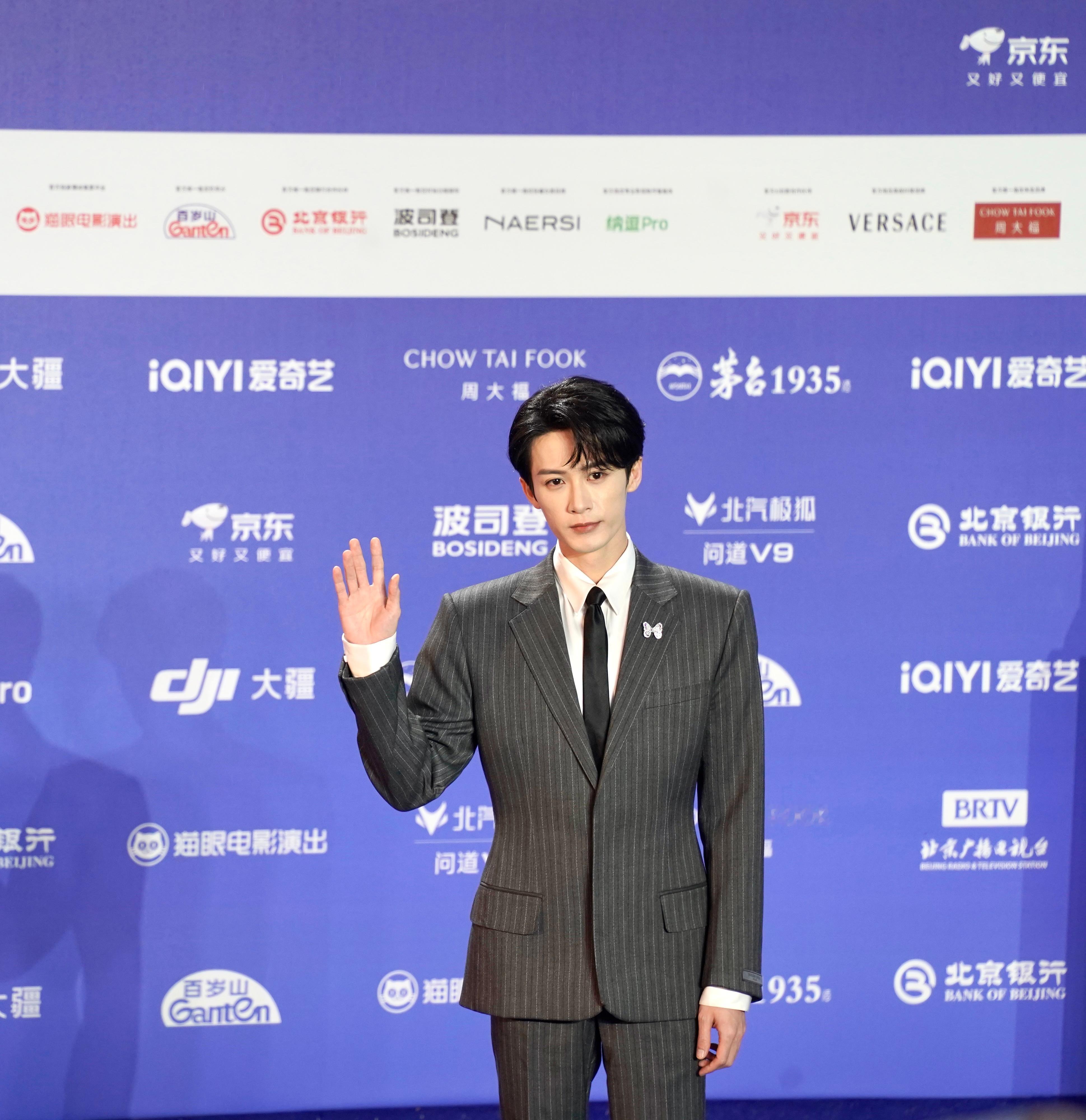 先发一波檀健次北京电影节 红毯生照，晚点再更新。下了两小时的雨，他出来就雨就停了