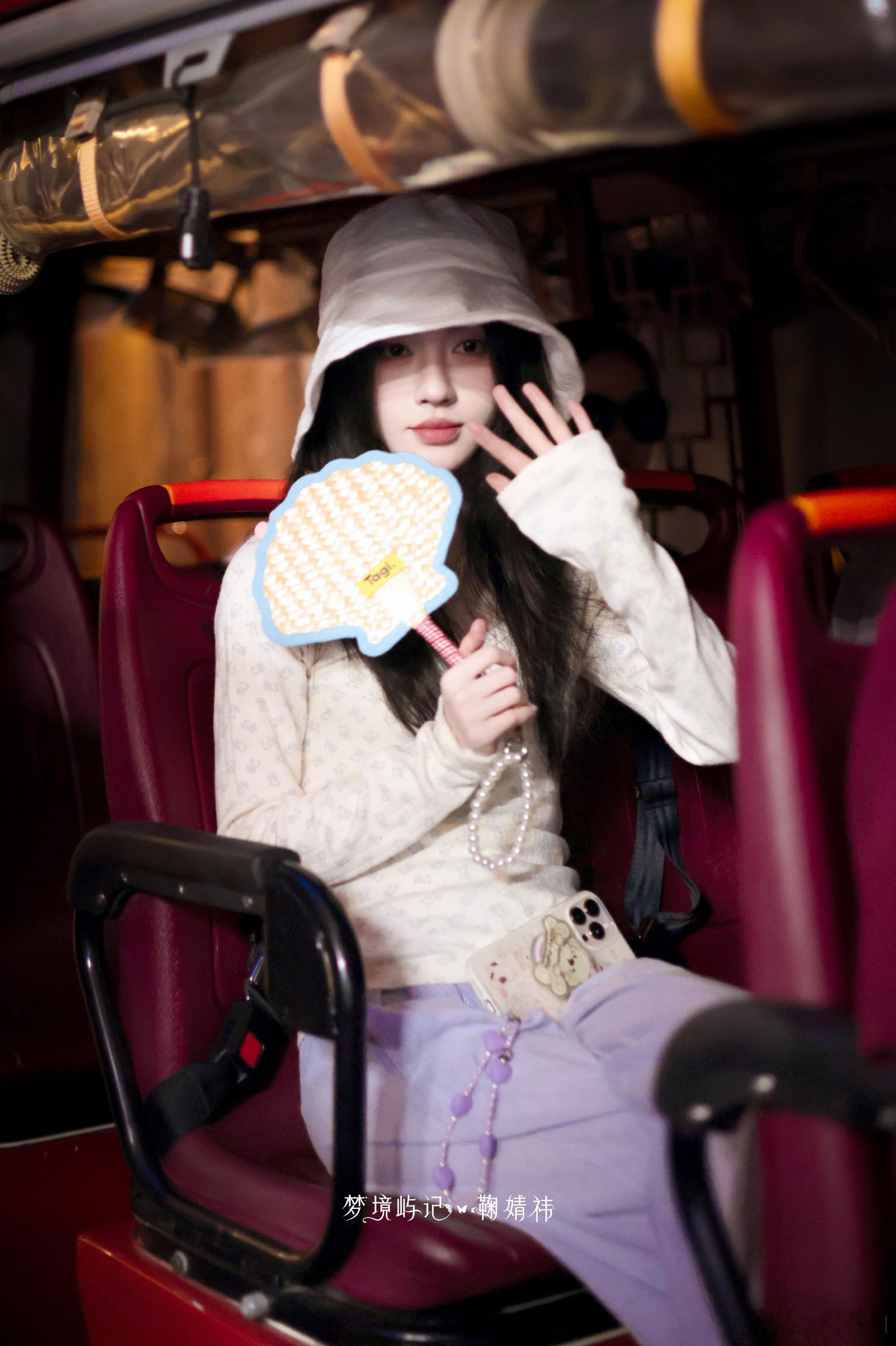 鞠婧祎今日下班手里扇子好好看 ​​​