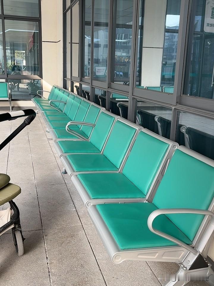 在公共场所抽烟的人，我觉得真的很没有素质！
刚刚我儿子做完儿保，我妈妈在一楼看病