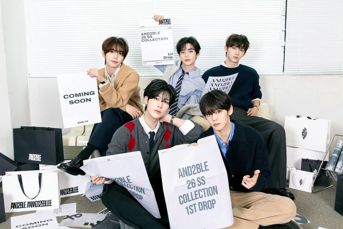 乐华AND2BLE公式照乐华新男团AND2BLE五人公式照 章昊 Ricky 金