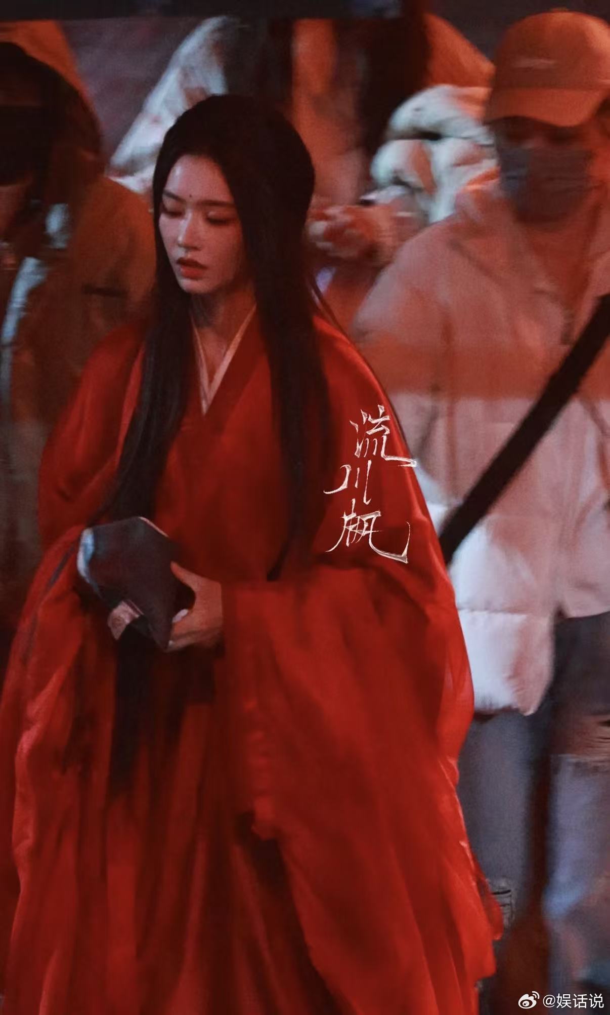 代拍给林允拍出神图了 代拍都能出神图！林允红衣温瑜氛围感拉满，大火中奔跑自带破碎