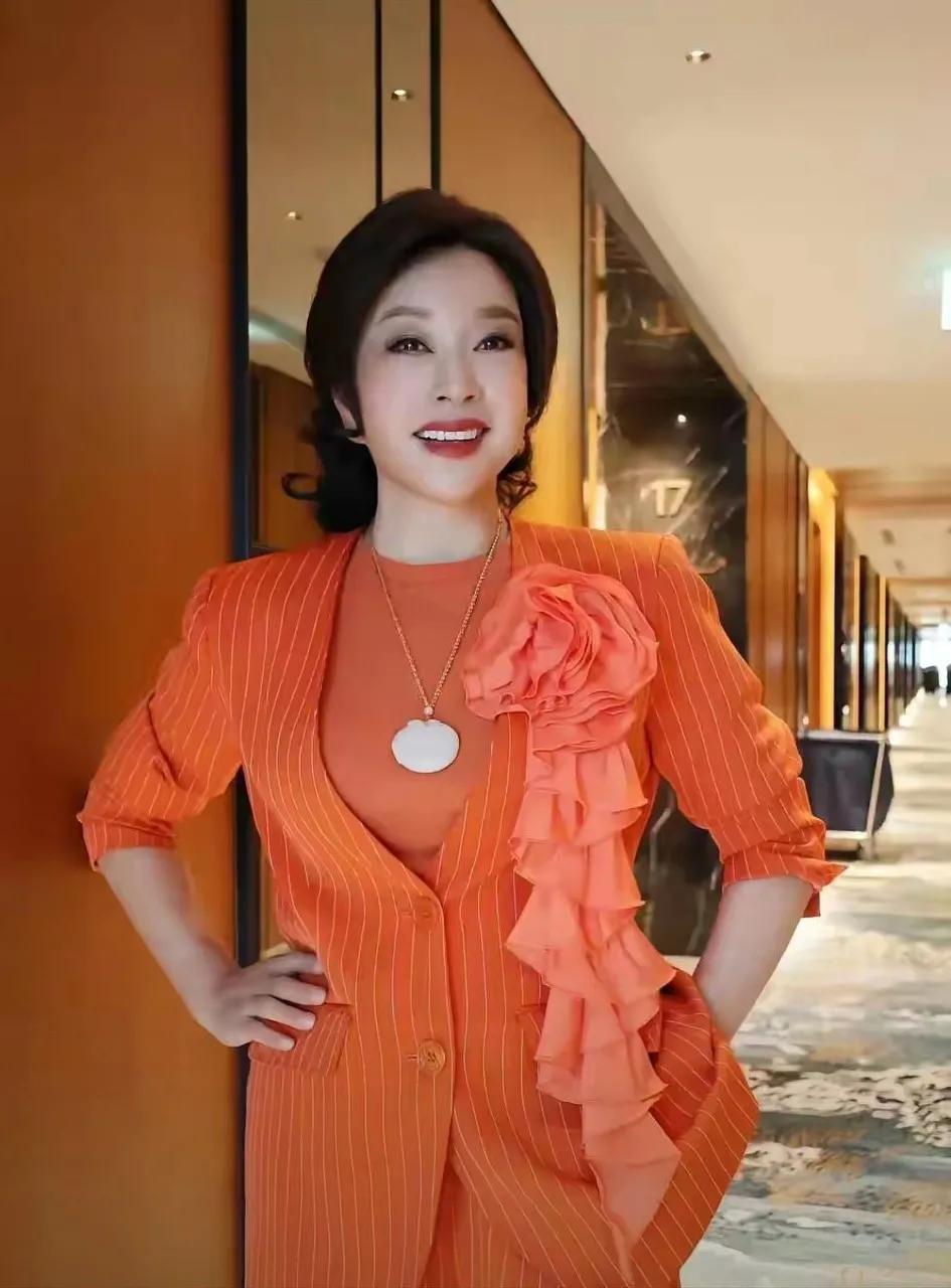 已步入古稀之年的刘晓庆大瓜不断，有网友爆出聊天记录：刘奶奶竟然有八个男朋友。
