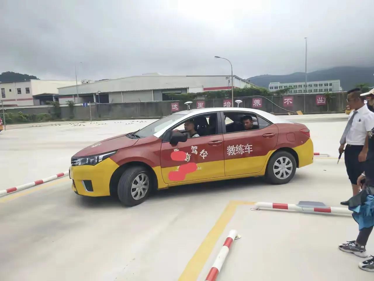 我们工厂里的一个工友学车，他好勤快啊，每天一下班就去教练场练车，他说平时都是练习