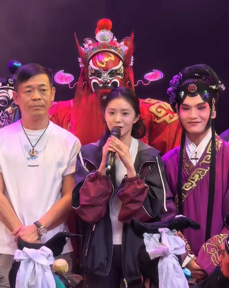 秦海璐张嘉译刘浩存一起去看秦腔表演了 ​​​