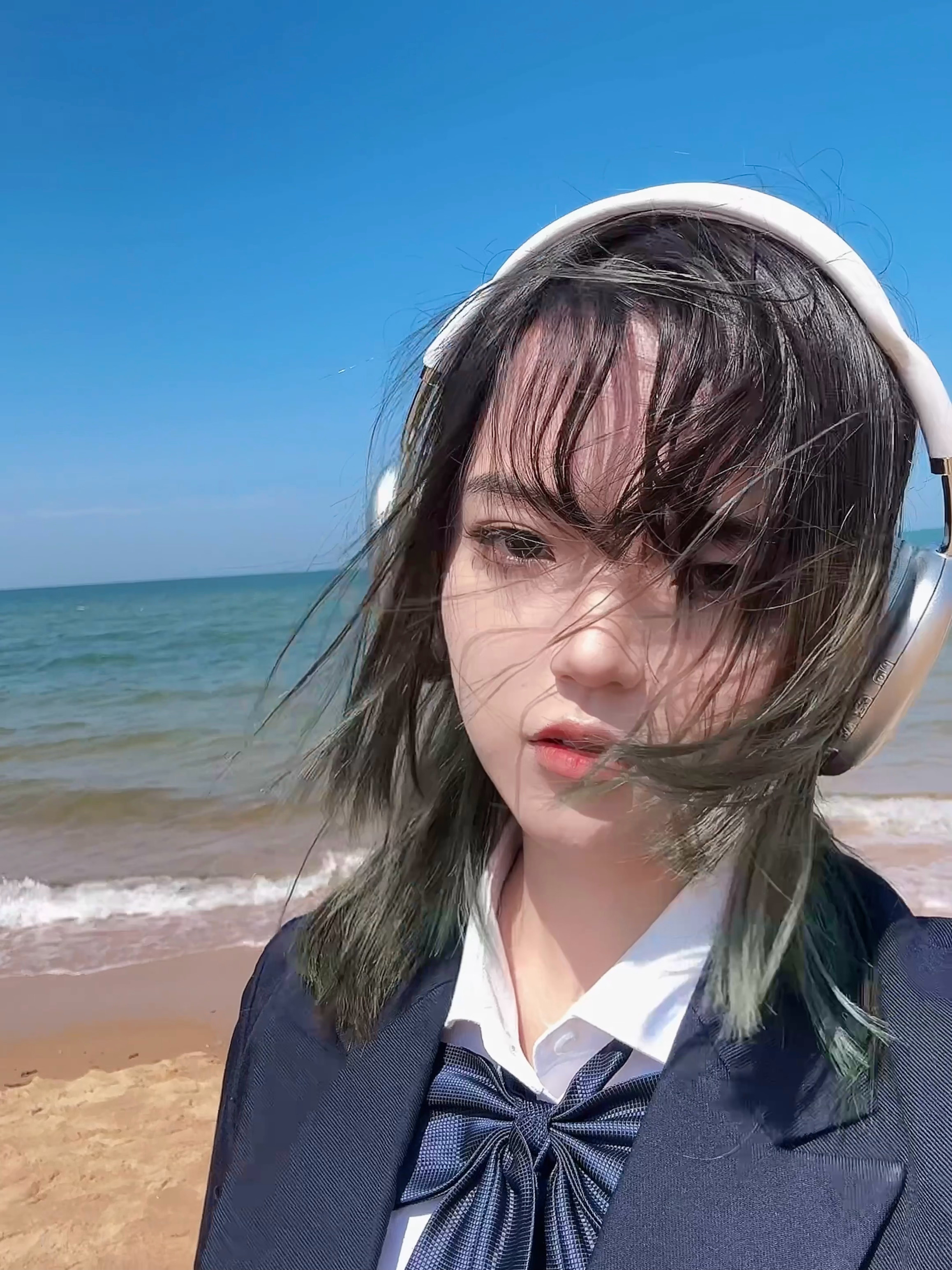 海边到底怎么出片🌊我一出门就被吹成这样完全拍不了啊 我还怎么装忧郁女神[右哼哼
