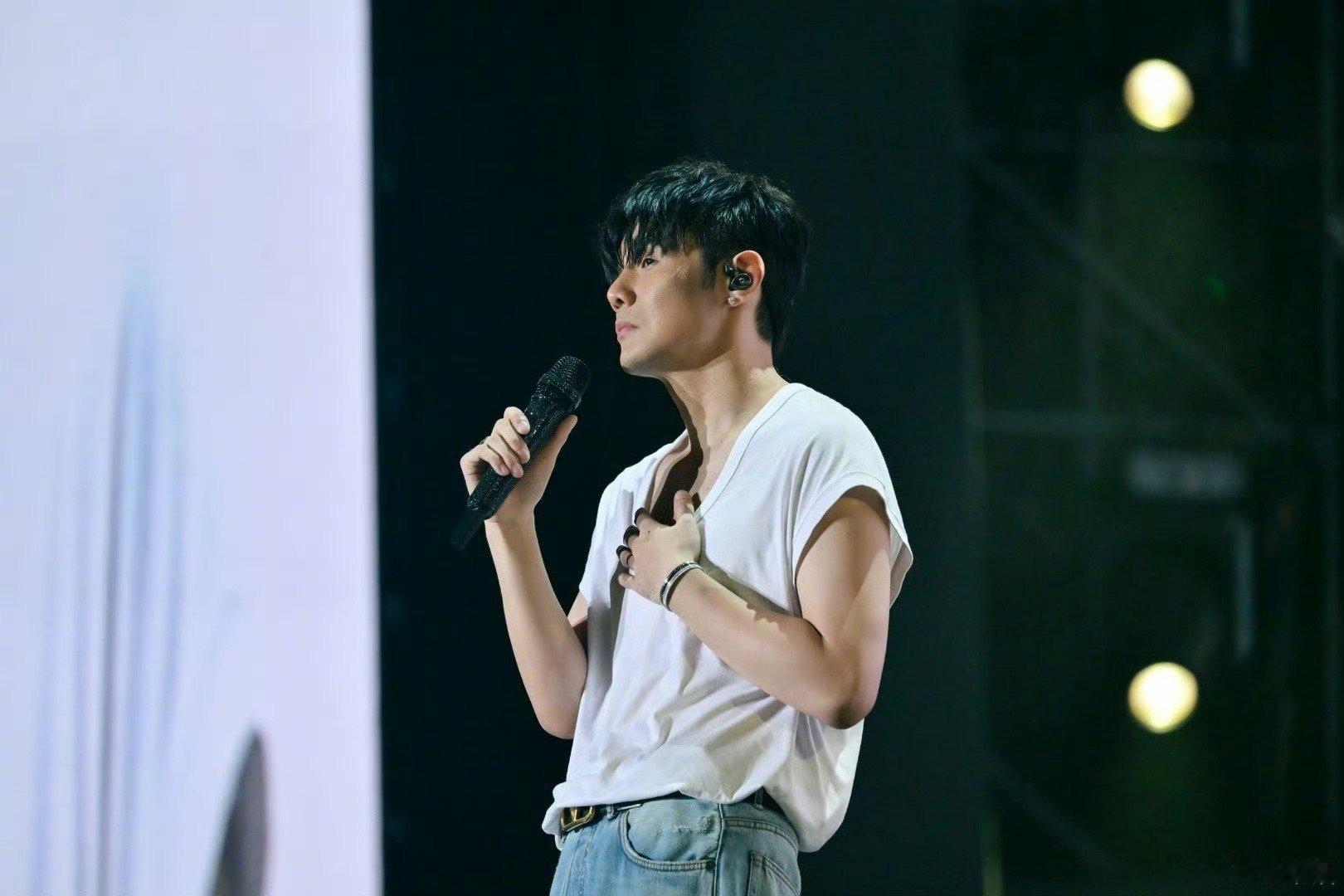 李荣浩官宣新巡演  咱就是说李荣浩还有多少惊喜是我们不知道的，看到他官宣新巡演黑