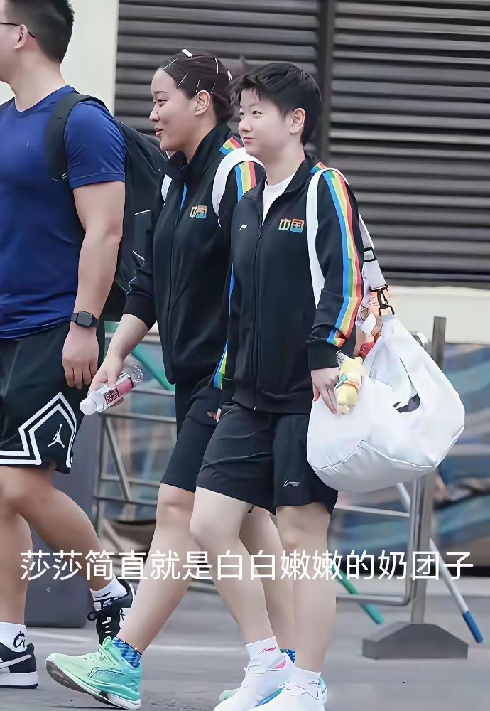走在阳光下
小太阳靓啦！
身边的人
包括你和我
都成了向阳花嘿～！🌺