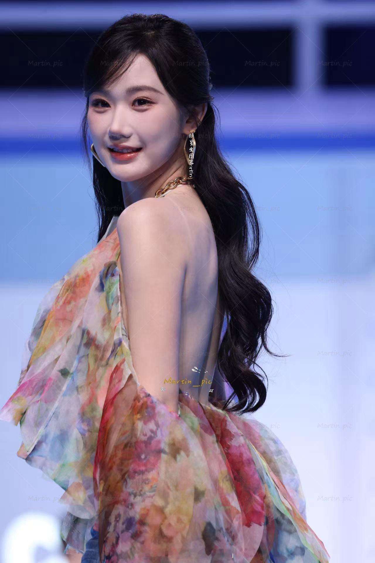 张晋宜  张晋宜 红果短剧盛夏奇遇日生图掉落姐姐紧身牛仔裤露背装出席盛典~大长腿