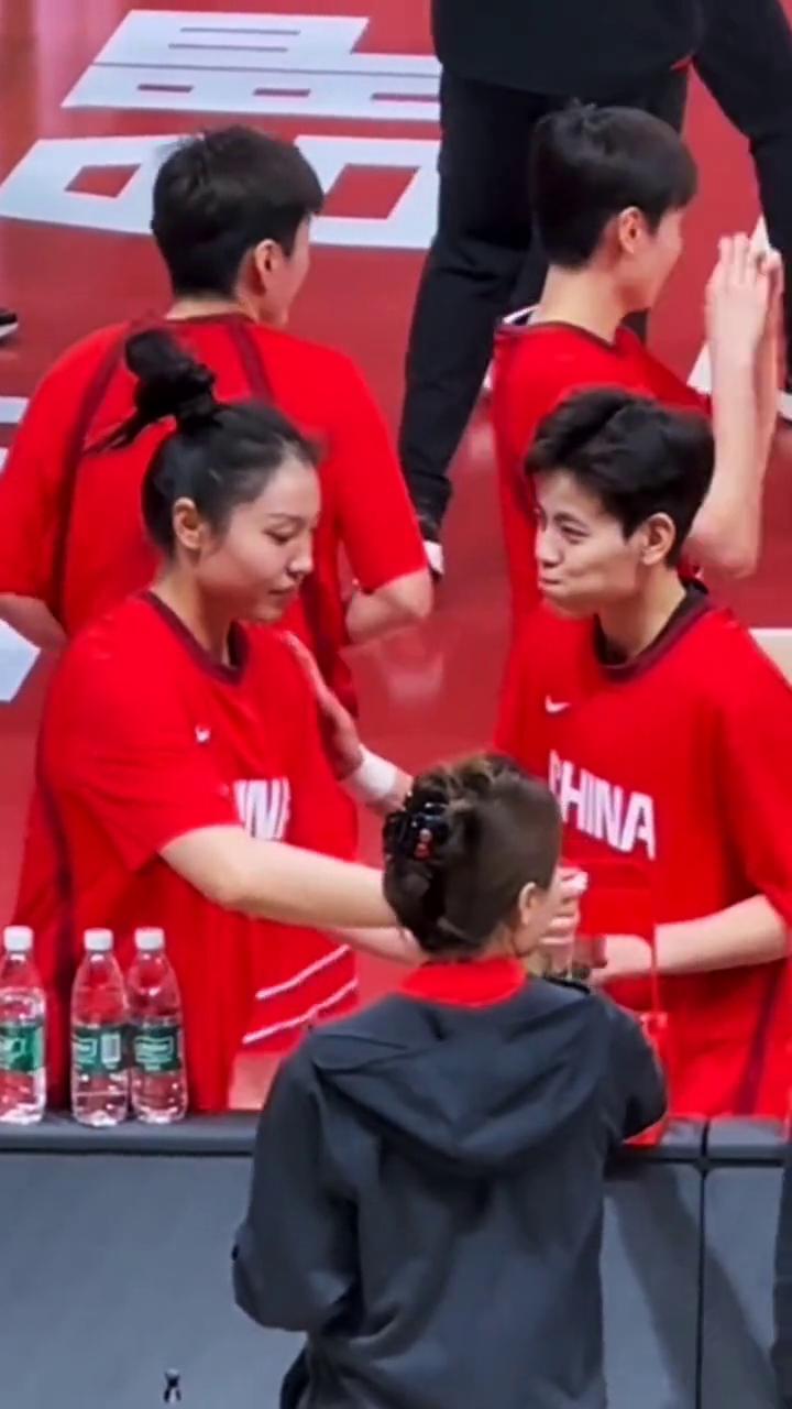 小羊与张茹手势舞中国女篮杨舒予张茹。
现场的各位亲友朋友们，距离比赛现场开始还有