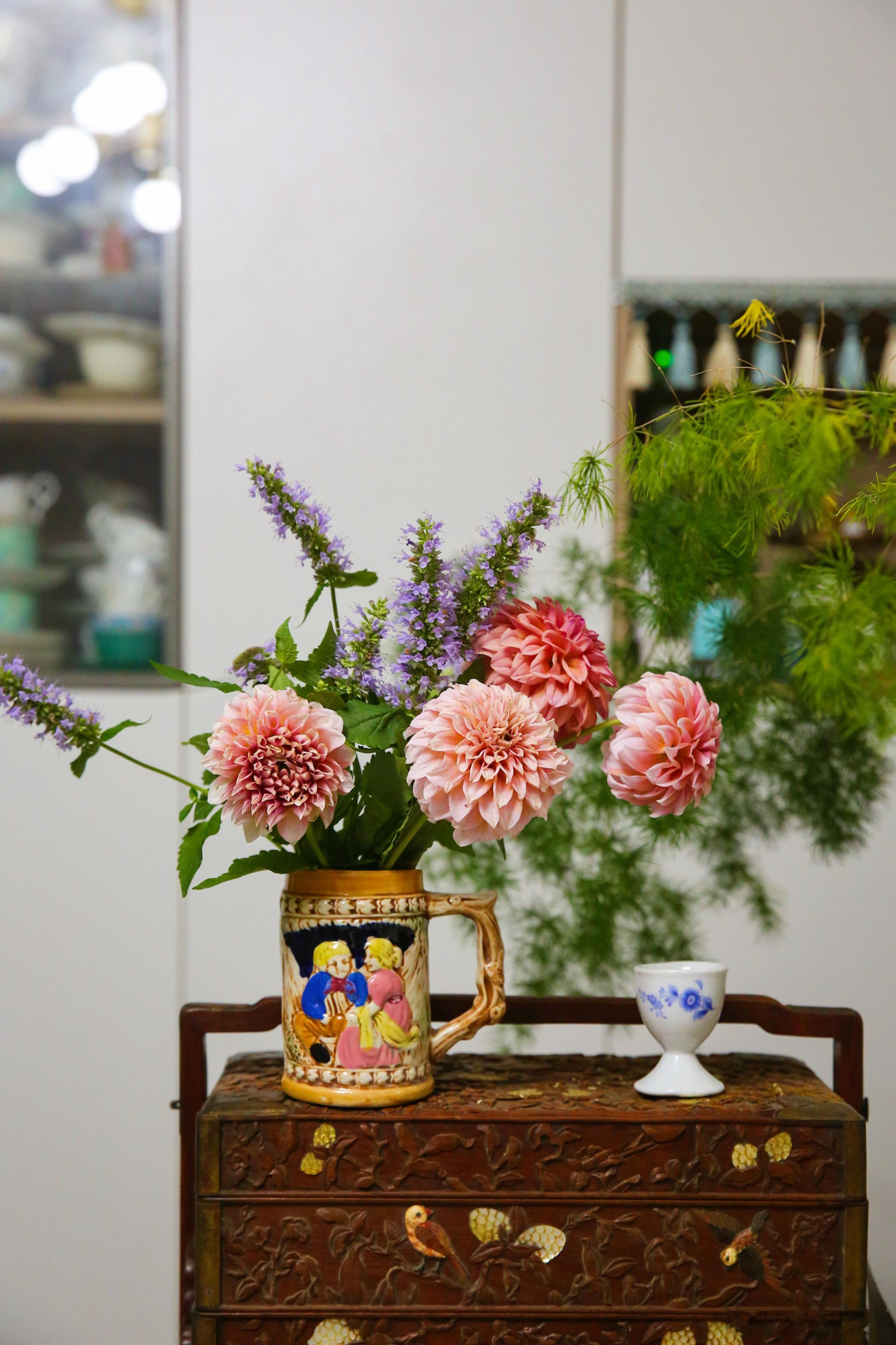 花荒能荒到什么程度？就是连藿香都拿来插瓶了，你说荒不荒植物日常记录我的花园静物摄