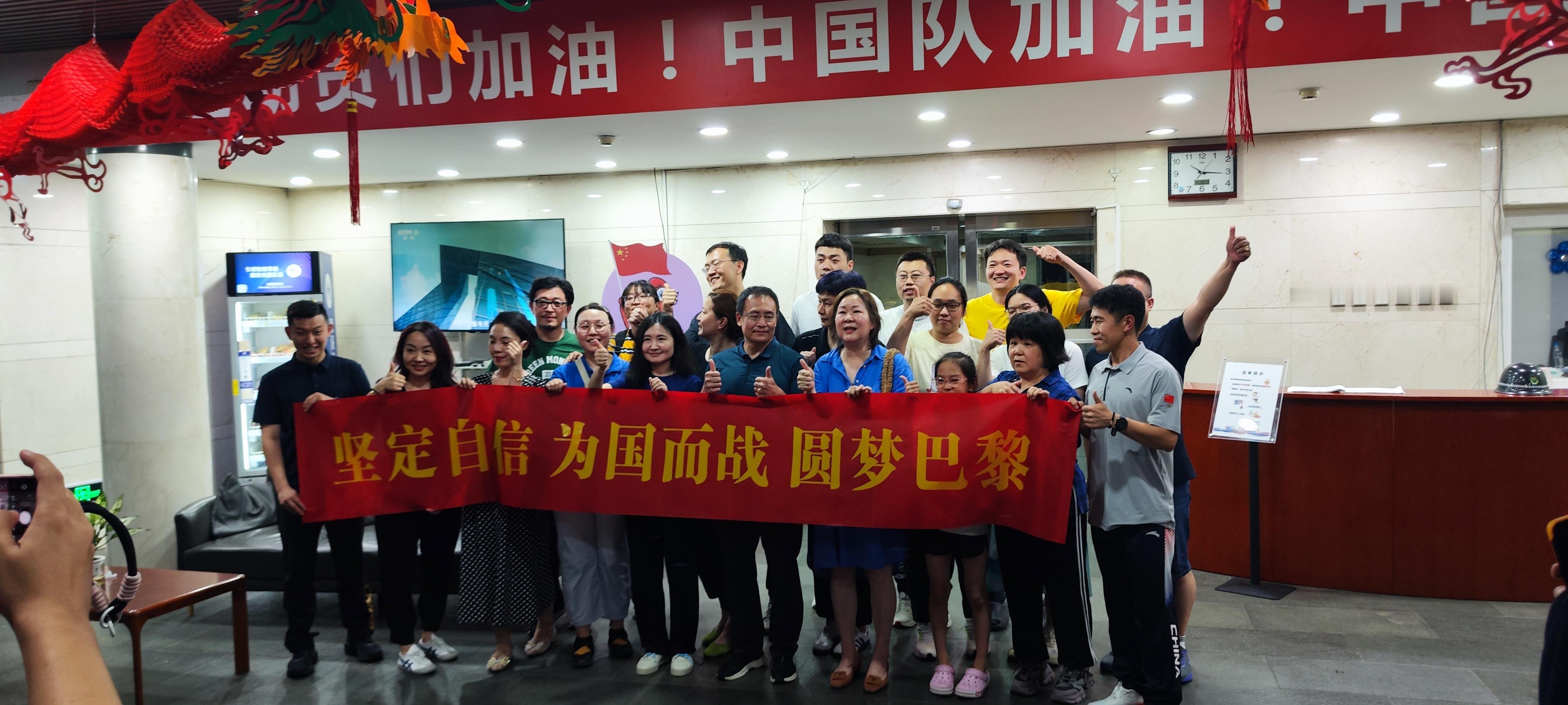 #跳水梦之队出征巴黎# 中国跳水队出征巴黎将为观众带来一场场视觉盛宴。每一次入水