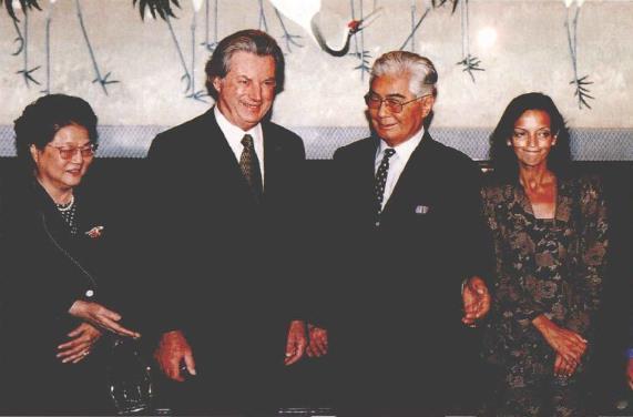 1997年4月18日，荣毅仁在北京会见拉丁美洲议会主席胡安·阿道夫·辛赫尔一行。