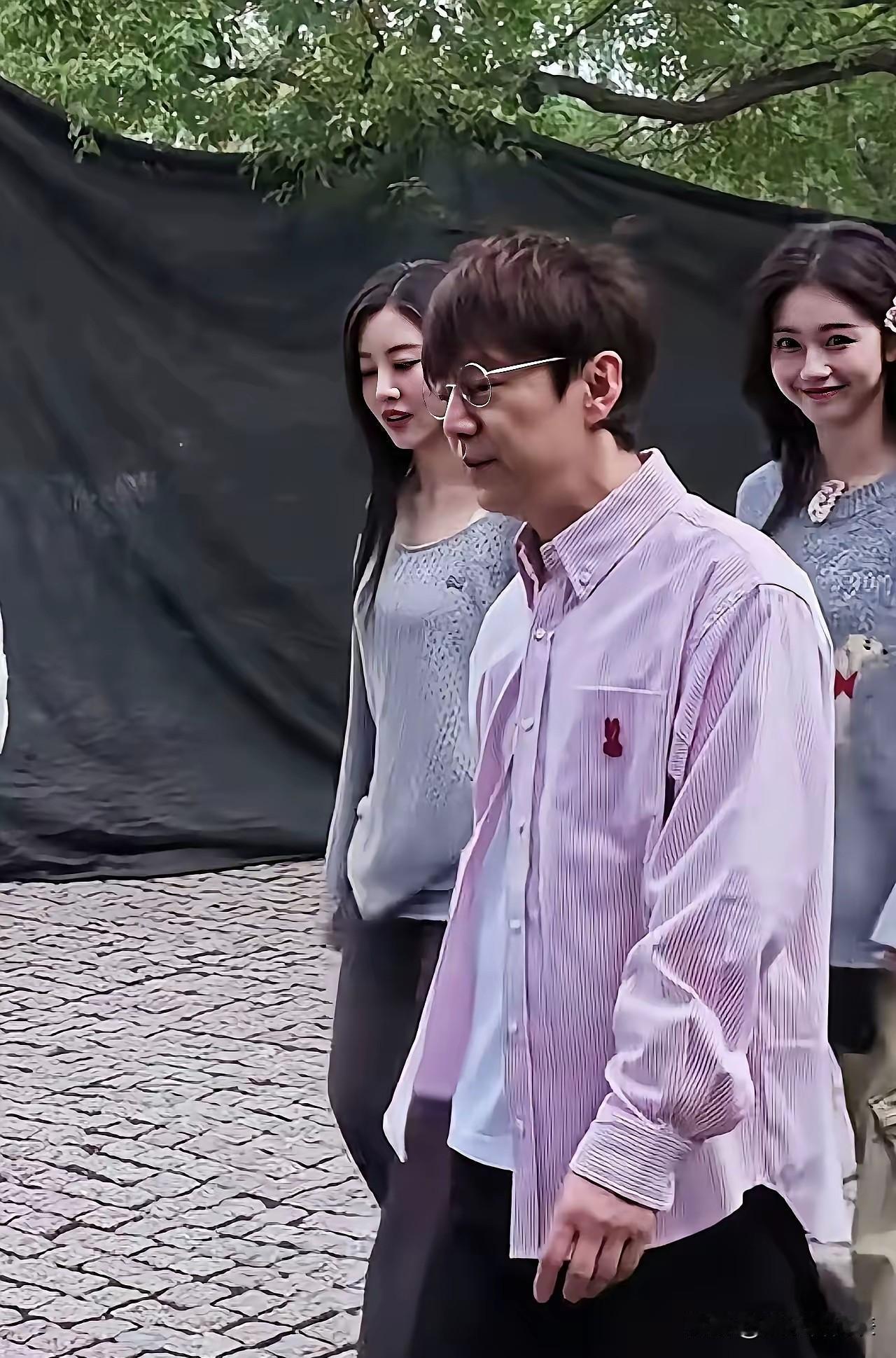 何炅真的老了？《向往8》素颜镜头让人不敢认。

最近看《向往的生活8》，何炅纯素