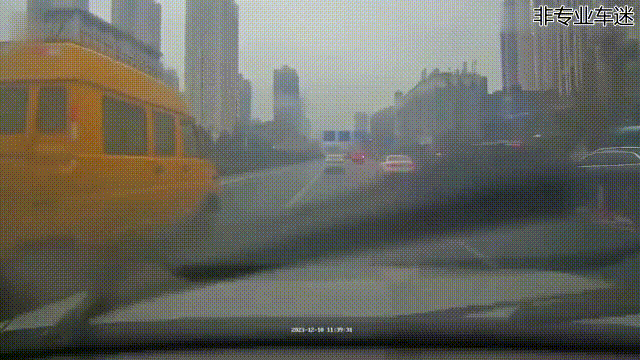 被追尾之后就刹不住车了，难道他开的也是特斯拉？[笑哭]