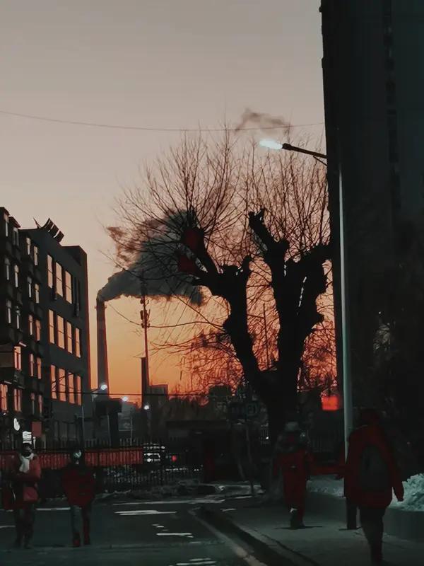看到“红尘中看人间冷暖”这个上联，一下子就有了很多灵感。这上联把那种在尘世中感受