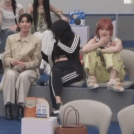 黄灿灿坐姿被工作人员提醒了 直播角落里，黄灿灿坐得正豪放，工作人员默默走过去提醒