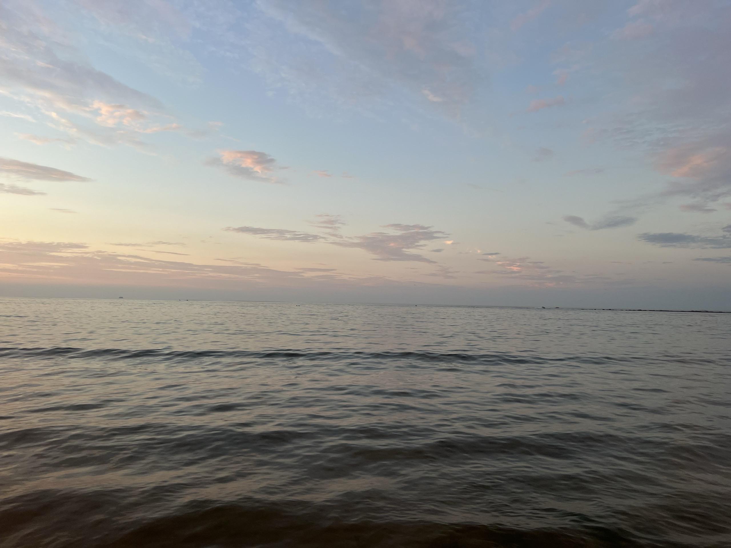 要违背自己的内心 让自己变得圆滑老道  年轻人学太多复杂的处世哲学 真...