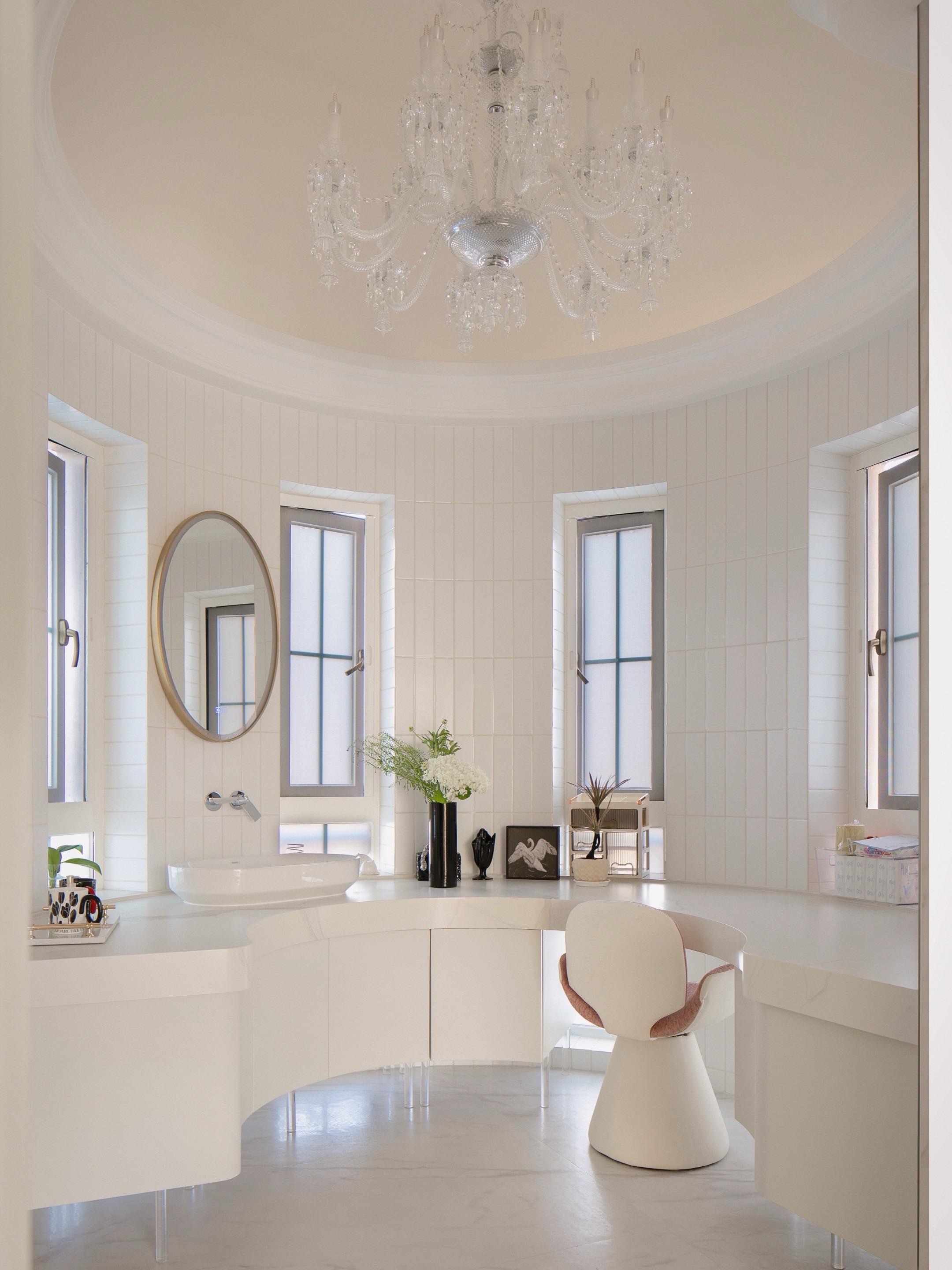 1100㎡法别墅｜弧形化妆间美成婚纱现场。昆明1100㎡法式轻奢双拼别...