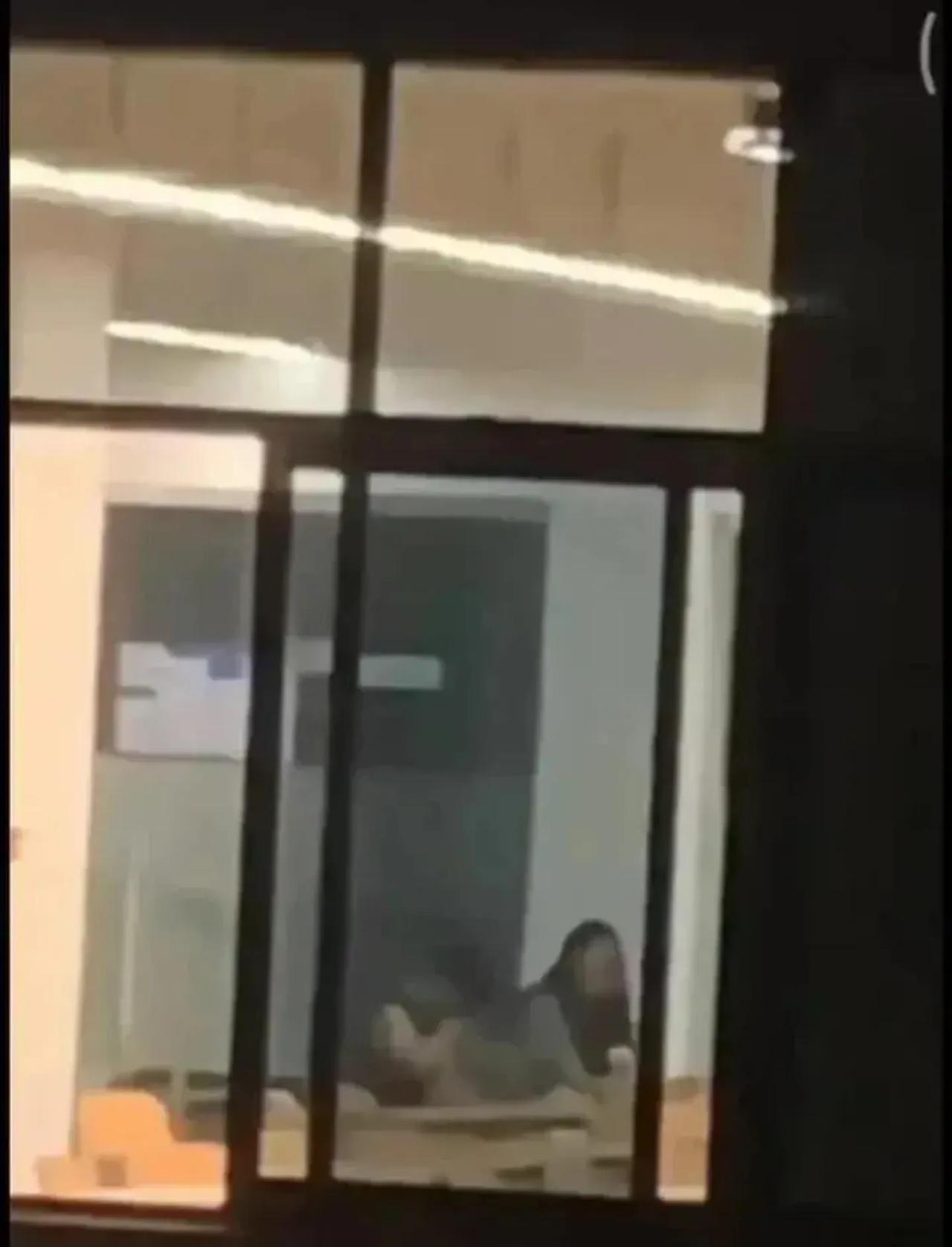 四川传媒学院的两个年轻大学生“一炮而红”了，其实挺心疼这个姑娘的，找个男友，连个