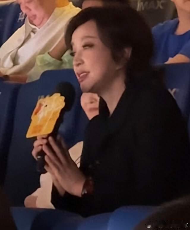 刘晓庆推掉所有工作去支持惠英红，老一辈艺人的情谊都在行动里了