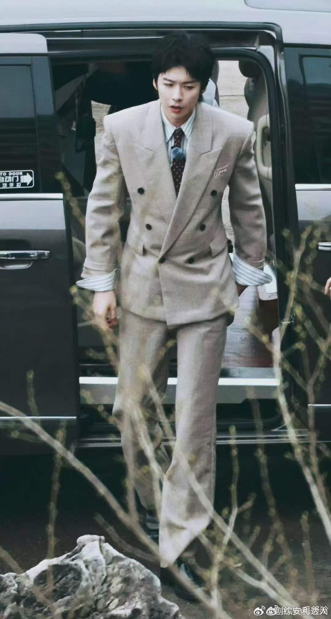 刘宇宁帮金靖带眼罩刘宇宁开推民国造型 刘宇宁在《开始推理吧》里帮金靖戴眼罩，细心