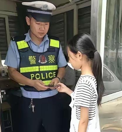 5月18日报道南京街头，小学生捡到手机物归原主。本是寻常的好事，失主却猛然瞥见，
