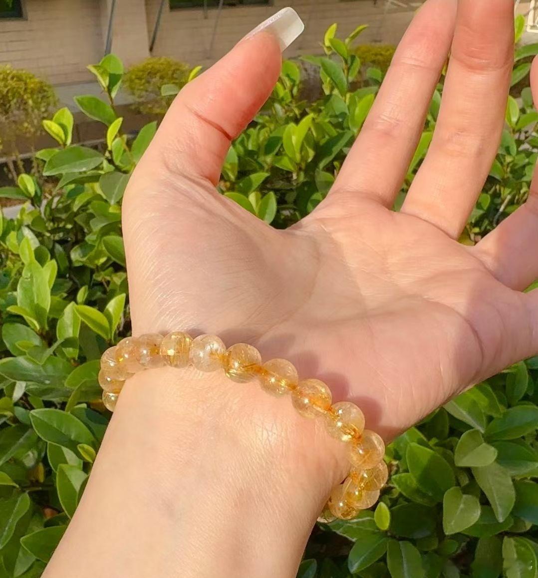 手上戴点黄，发财不用慌💛金发晶公认招财晶石，吸纳正财偏财，聚财气场拉满。稳固自