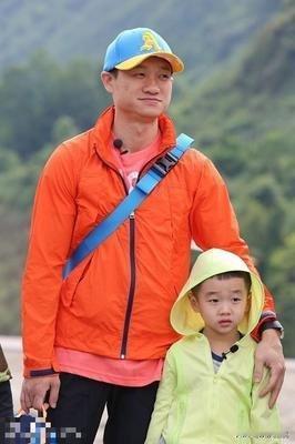 “最惨星二代”杨阳洋，就是《爸爸去哪儿》里那个害羞小男孩，今年17岁。上个月打篮