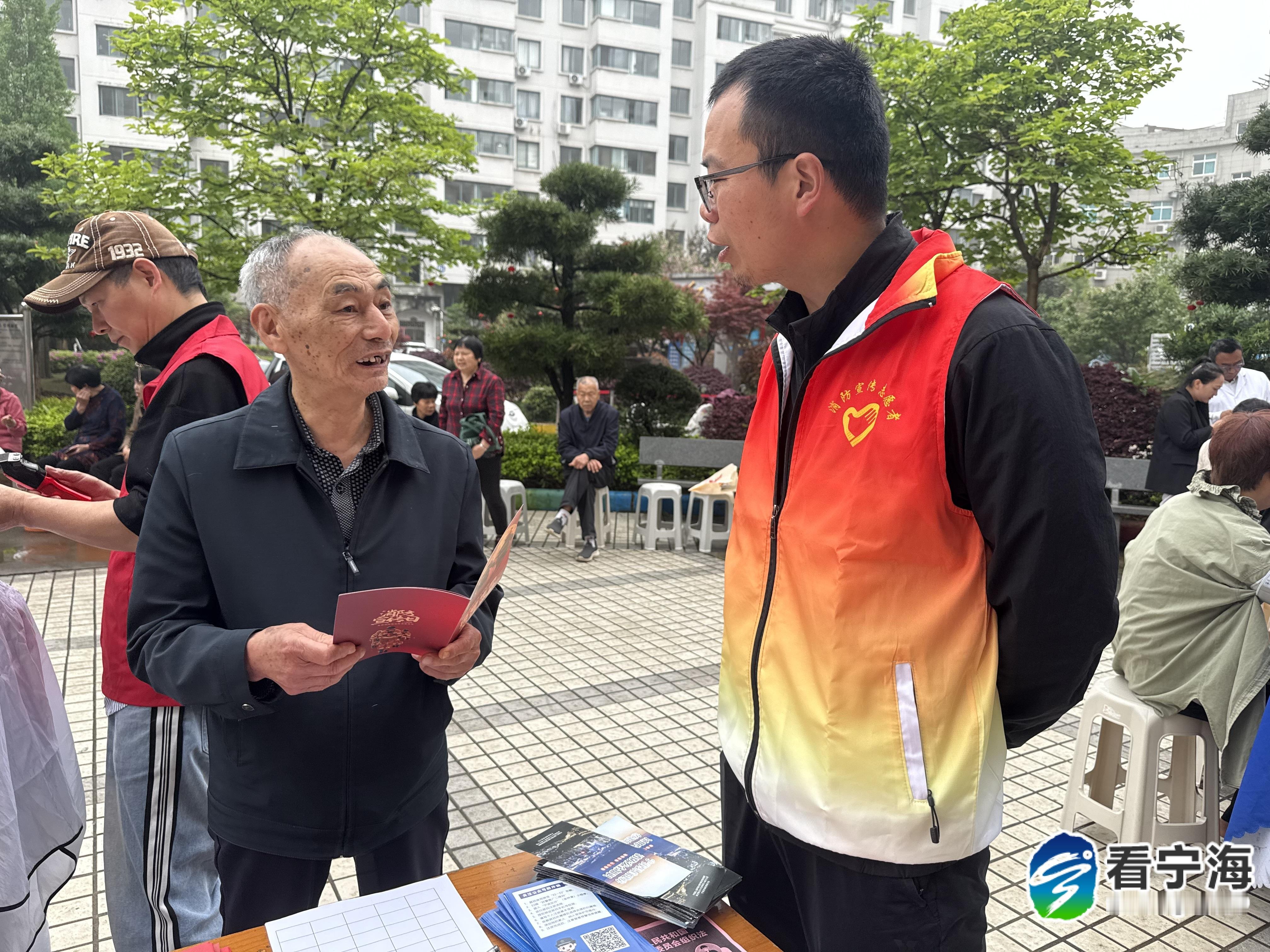 宁波宁海志愿者情暖银龄护平安 近日，跃龙街道兴圃社区联合红枫公寓小区开展敬老慈孝
